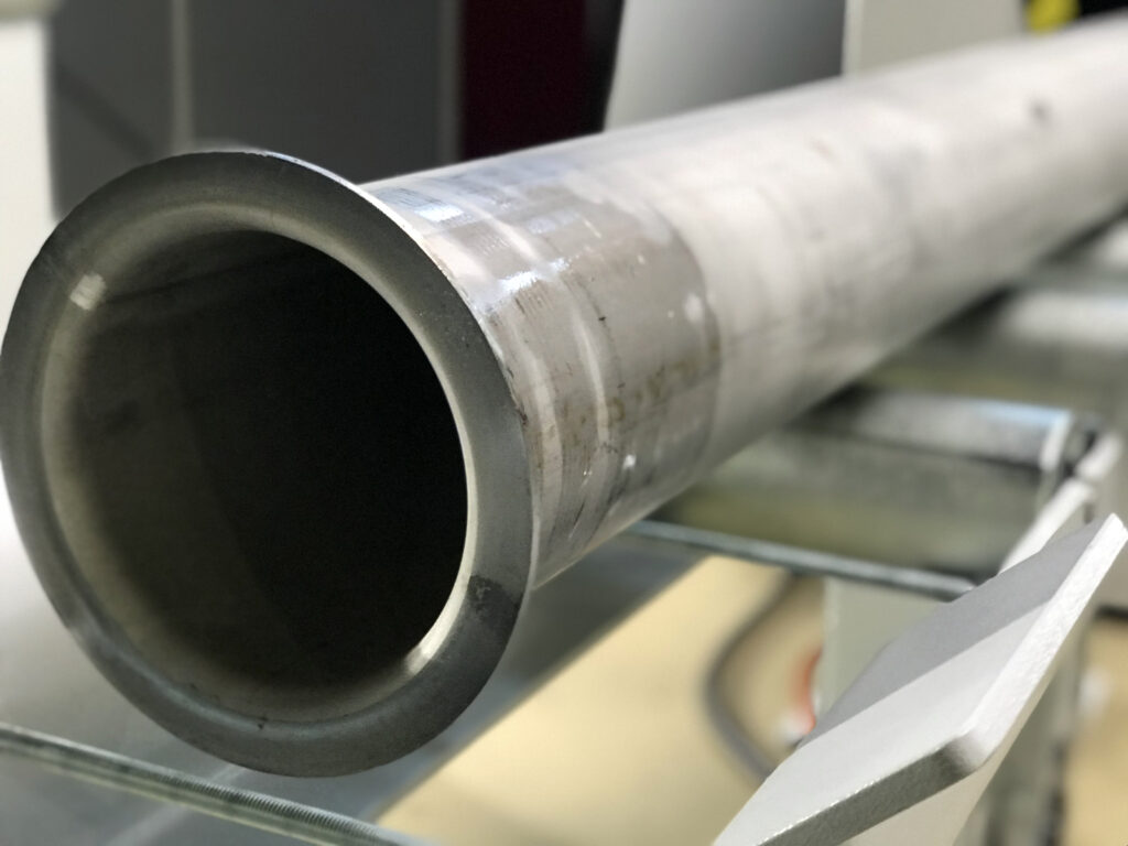 F-420e — zbliżenie wywijania obrzeża z materiału rury.