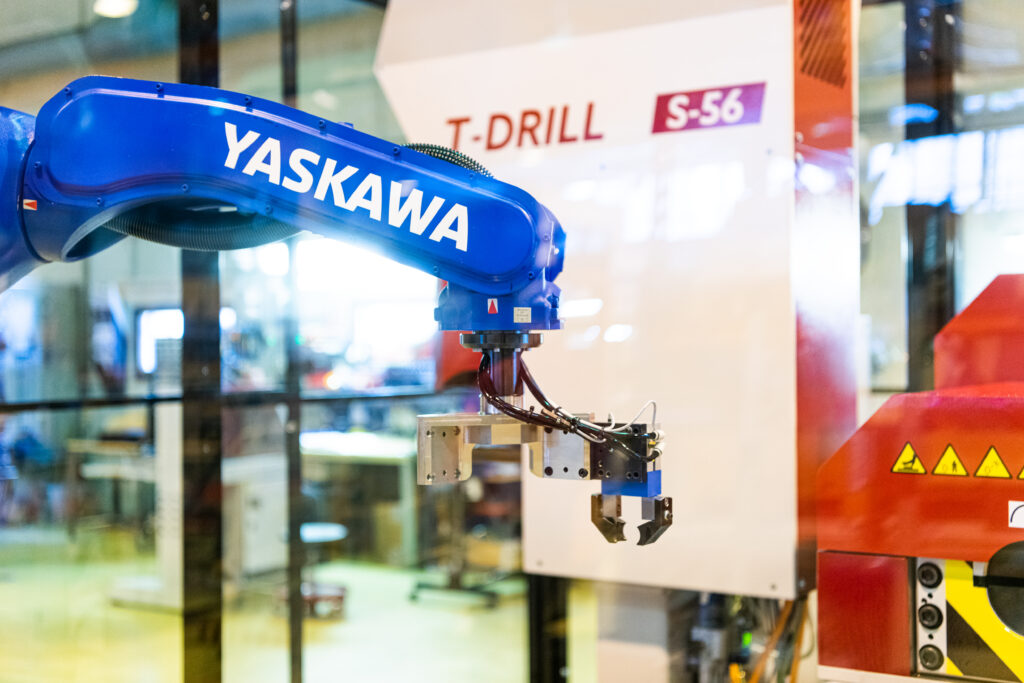 Przykładowe stanowisko S-56 z robotem Yaskawa — materiał producenta ilustrujący możliwość automatyzacji.